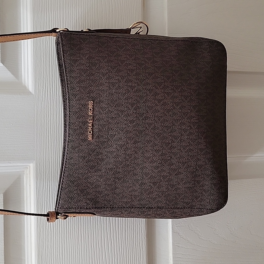 Michael Kors Signature Jet Set Crossbody bag